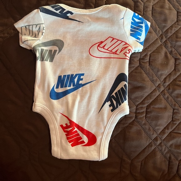 Newborn Nike 2 Piece Outfit - Picture 3 of 5